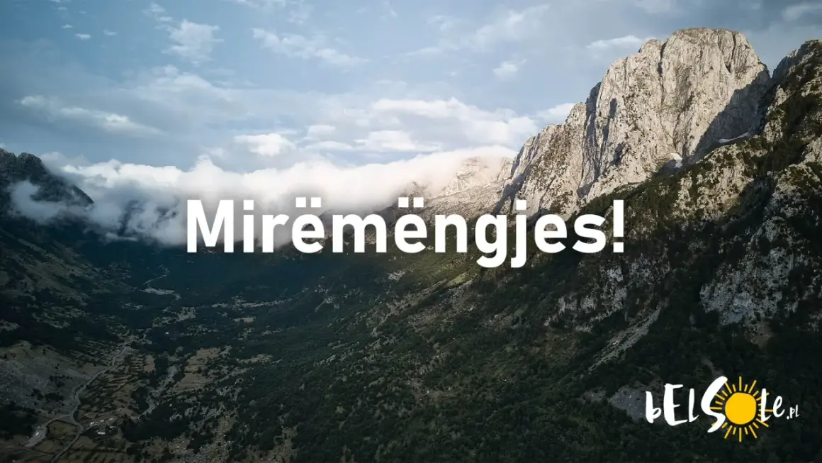 Góry Albanii, gdzie albania język urzędowy wita "Mirëmengjes!". Widok na dolinę i skaliste szczyty.