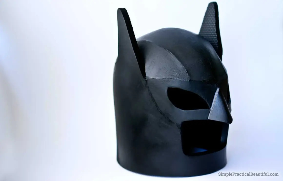 Maschera di Batman nera, con orecchie a punta, pronta per essere stampata e dare vita al tuo eroe.