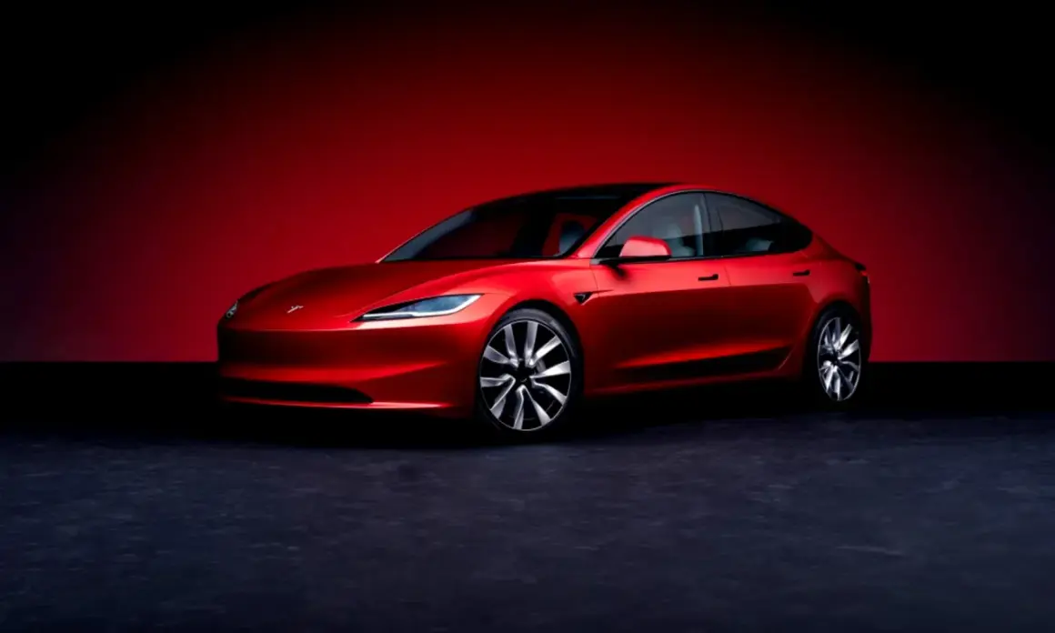 Un Tesla Model 3 rojo brillante, listo para demostrar su bajo consumo.