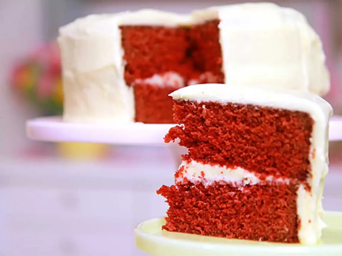 En saftig red velvet cake med krämig frosting. Perfekt för alla tillfällen, här är ett enkelt red velvet cake recept.