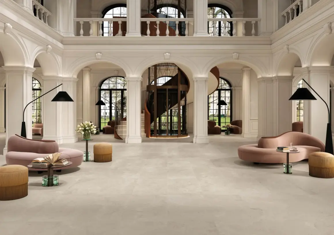 Hall d'entrée luxueux avec un carrelage au sens de pose carrelage 60x120, des arches, un ascenseur hélicoïdal et des meubles design.