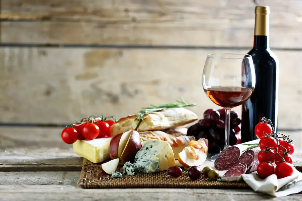 Idealna przekąska: kieliszek wina, sery, pieczywo, pomidorki i salami. To może być najlepsze wino słodkie.