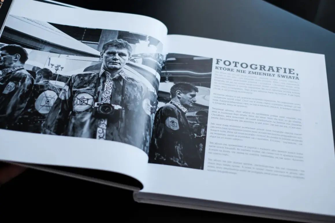 Mężczyzna z aparatem fotograficznym na szyi, w stroju z symbolem aparatu. Czy to on wynalazł fotografię?