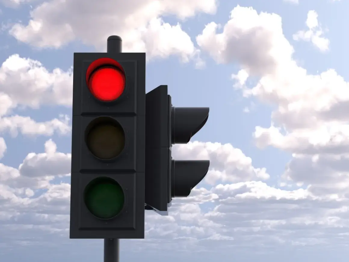 Verkeerslicht met rood licht aan. Wachten is verplicht, door rood rijden is gevaarlijk.