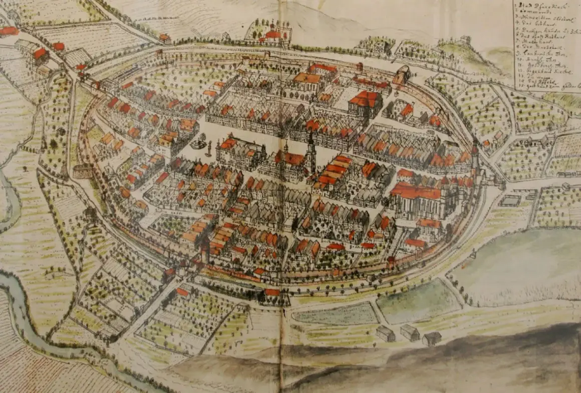 Stara mapa przedstawia historyczny układ miasta, jego mury obronne i zabudowania. Widać tu wiele dawnych lwówek śląski atrakcje, które dziś można odkrywać.