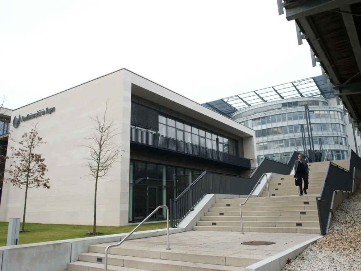 Moderne Architektur der FernUni in Hagen, NRW. Eine Person steigt eine breite Treppe hinauf.