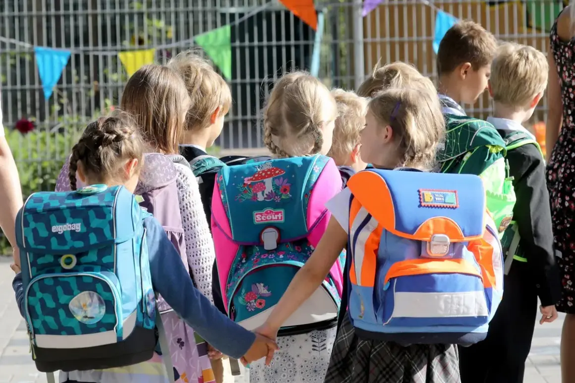 Kinder mit bunten Schultüten und Rucksäcken, bereit für den einschulung erster schultag.