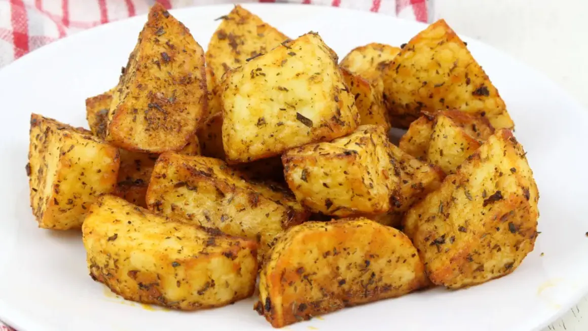 Patatas asadas en freidora de aire, crujientes y doradas, listas para disfrutar. El tiempo perfecto para un aperitivo delicioso.