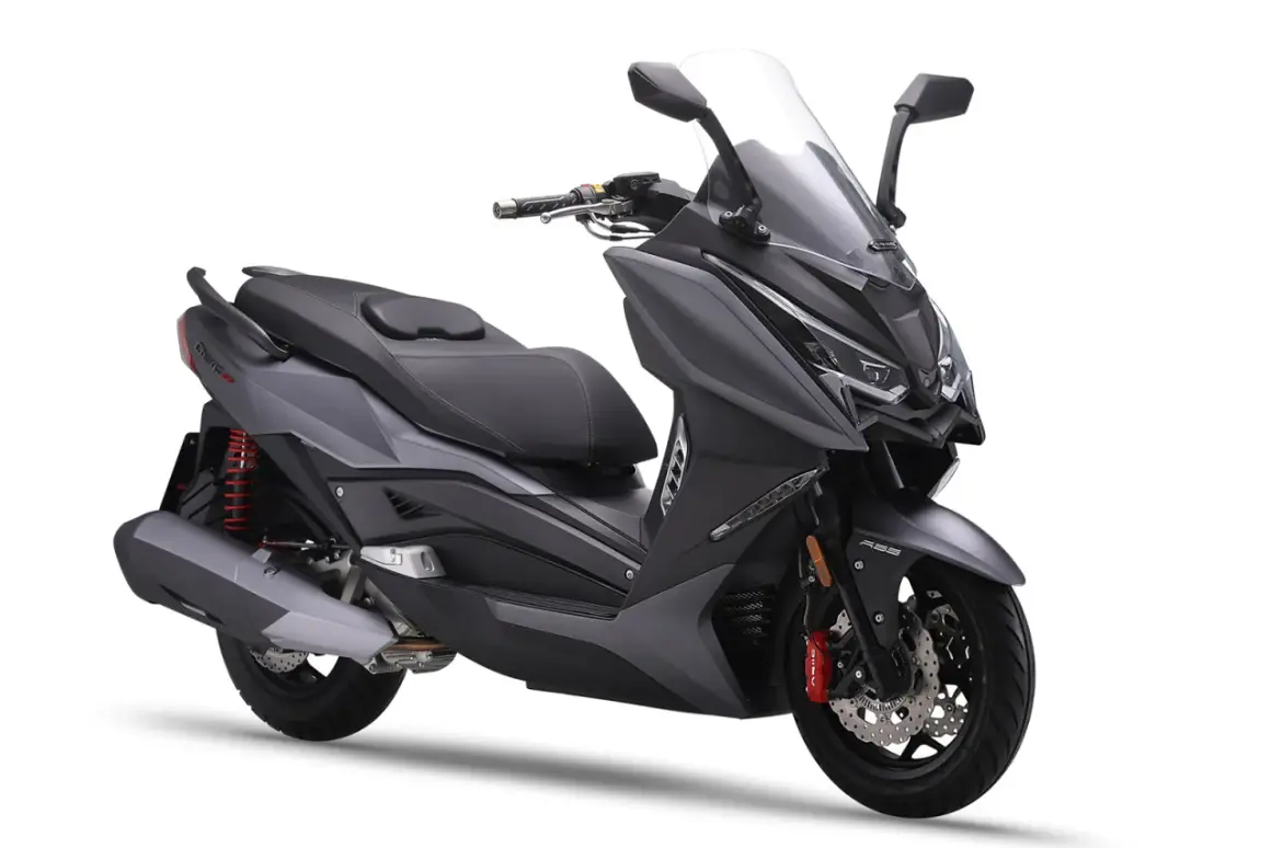 Scooter gris oscuro con asiento negro, parabrisas alto y detalles deportivos. Un ejemplo de los mejores scooter 300 para la ciudad.