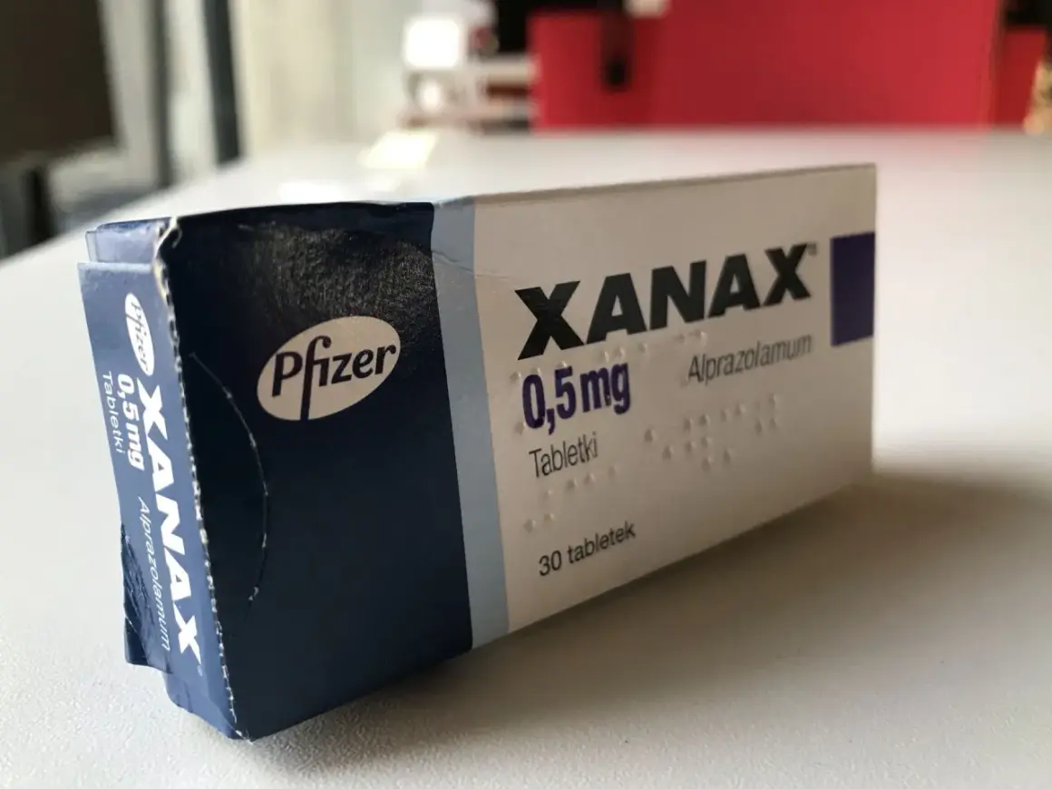 Opakowanie Xanax 0,5 mg z napisem "Alprazolamum" i logo Pfizer. Wiele osób szuka informacji o Xanax bez recepty.