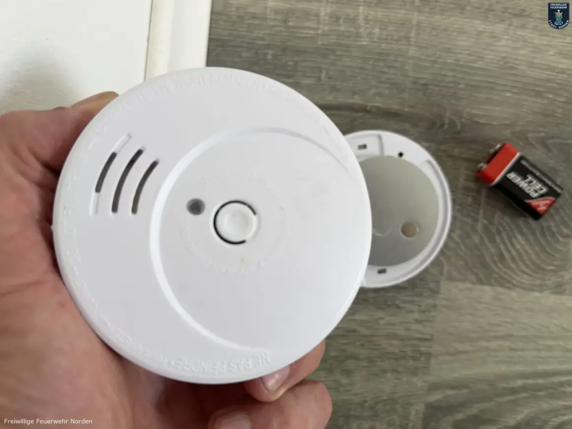 Rauchmelder mit Batterie, bereit, vor unsichtbarem Feuer zu warnen.