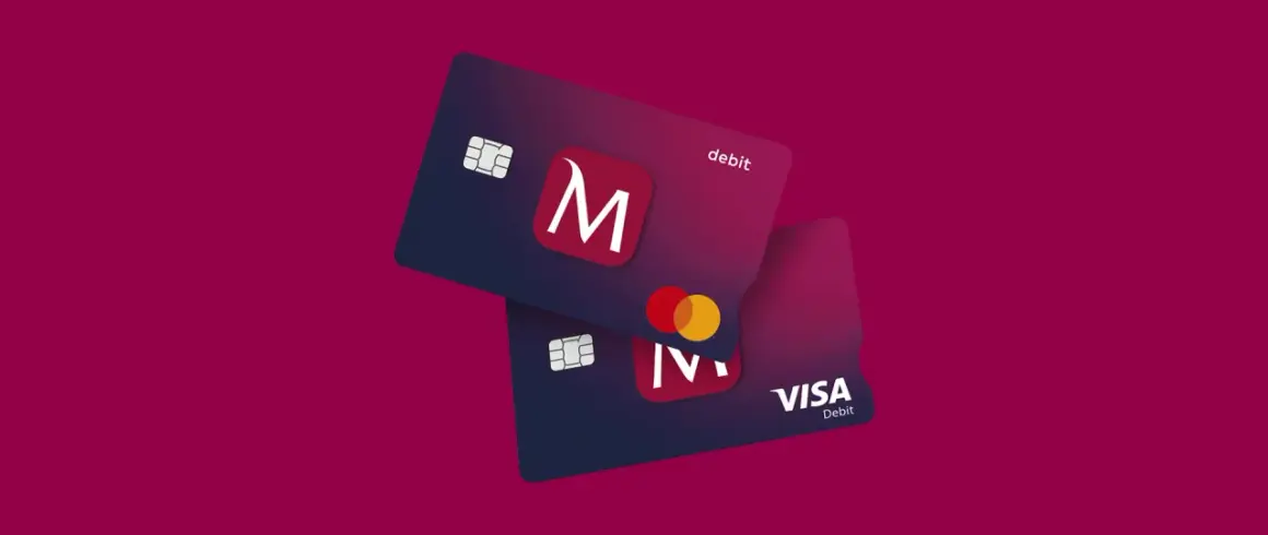 Dwie karty płatnicze: jedna z logo "M" i napisem "debit", druga z logo Visa Debit i Mastercard. To karta wielowalutowa Millennium.
