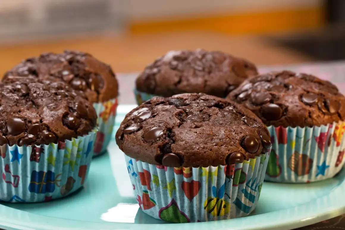 Saftige Schokomuffins mit vielen Schokostückchen, perfekt für ein schnelles schokomuffins rezept.