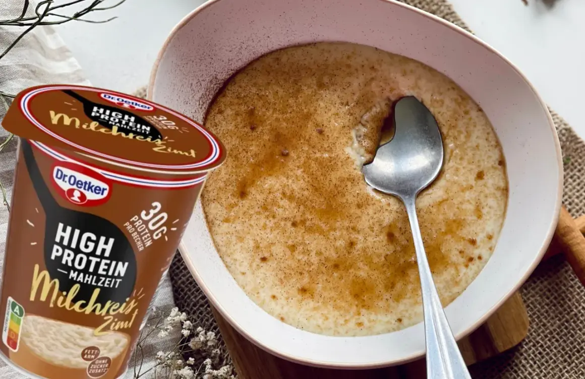 Schüssel mit Milchreis mit Zimt, daneben ein Becher "High Protein Milchreis Zimt" von Dr. Oetker.