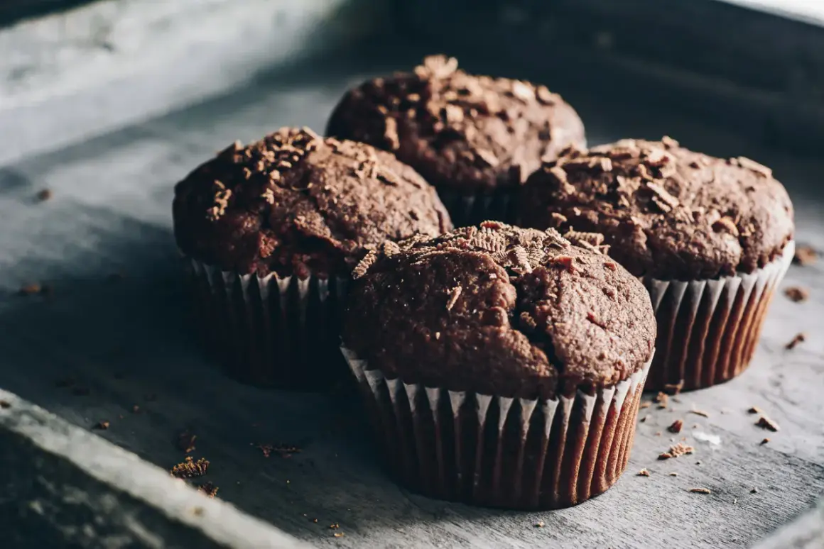 Schokoladenmuffins mit Schokostreuseln, perfekt zum Backen mit Proteinpulver für einen gesunden Genuss.