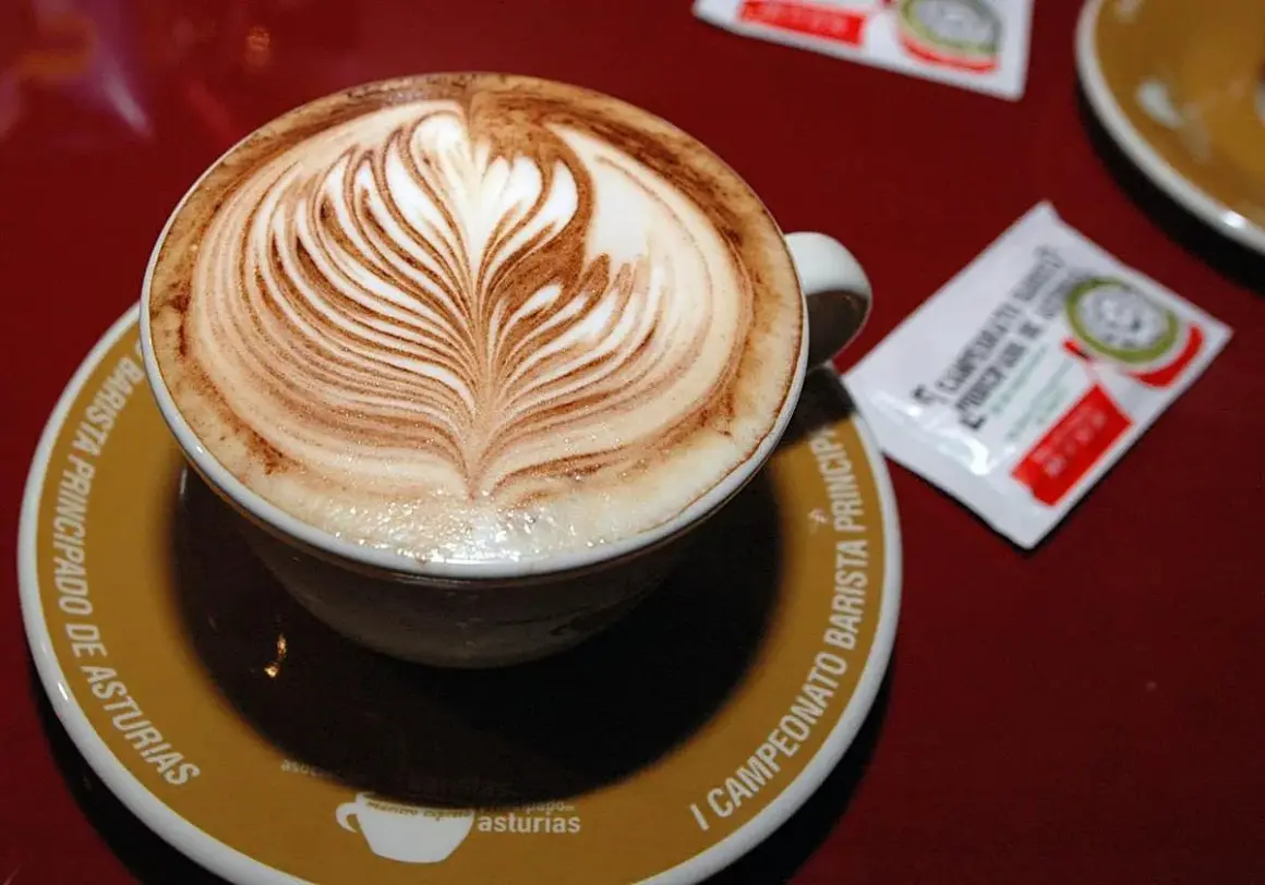 Café con arte latte, perfecto para saber cuanto tiempo tarda en hacer efecto el cafe y disfrutarlo.