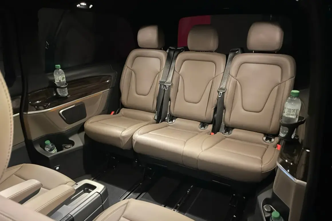 Was passiert wenn man zu 6 im Auto sitzt? Viel Platz für alle, sogar für Wasserflaschen.