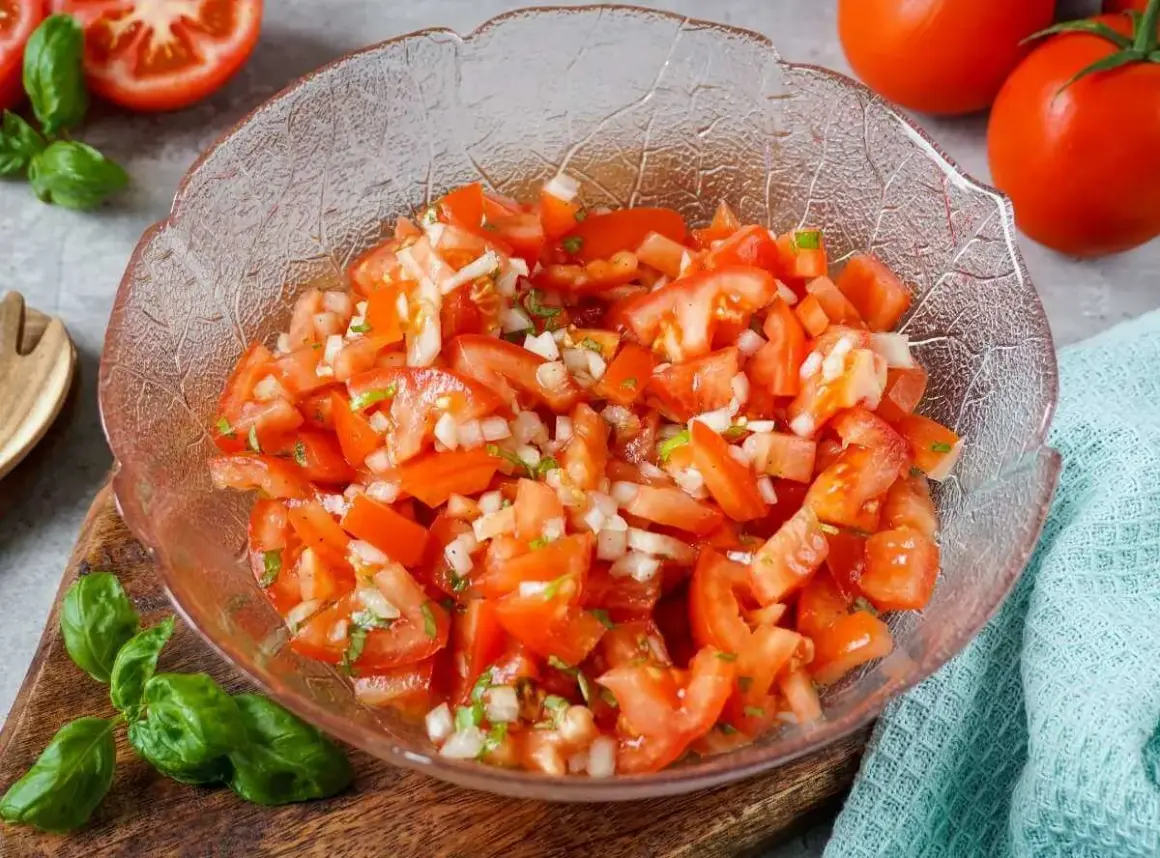 Frischer Tomatensalat mit Zwiebeln und Kräutern, perfekt für jedes tomatensalat rezept.