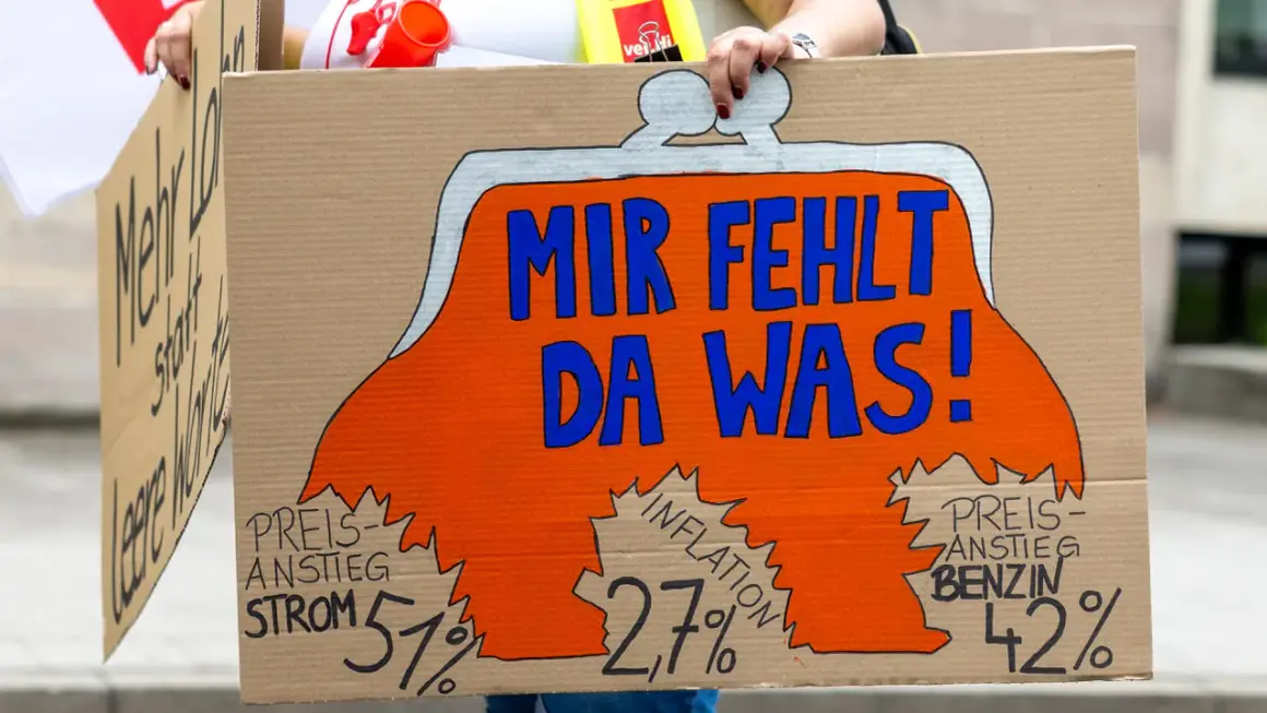 Plakat mit Spruch "Mir fehlt da was!" und Prozentzahlen für Strom, Inflation und Benzin. Ein Zeichen für die Forderungen im tarif einzelhandel bw.