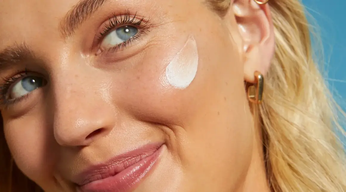 Viso di donna con crema all'acido salicilico come usarlo per una pelle luminosa.