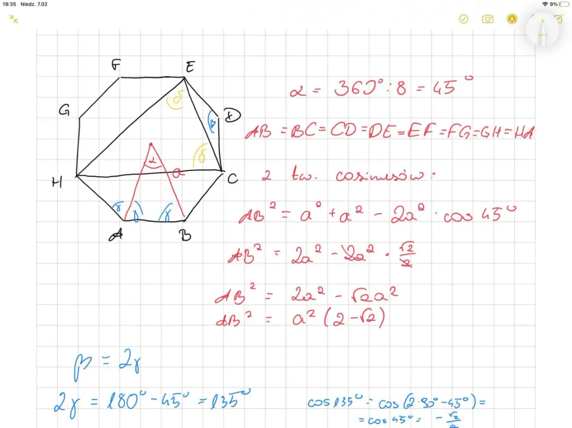 Ośmiokąt foremny z zaznaczonymi kątami i bokami. Obliczenia dotyczące jego geometrii, w tym wzory z twierdzenia cosinusów.
