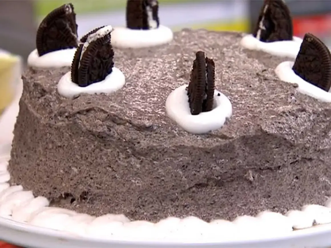 En härlig oreo tårta med chokladmousse, dekorerad med hela och halva oreokakor samt fluffig grädde.