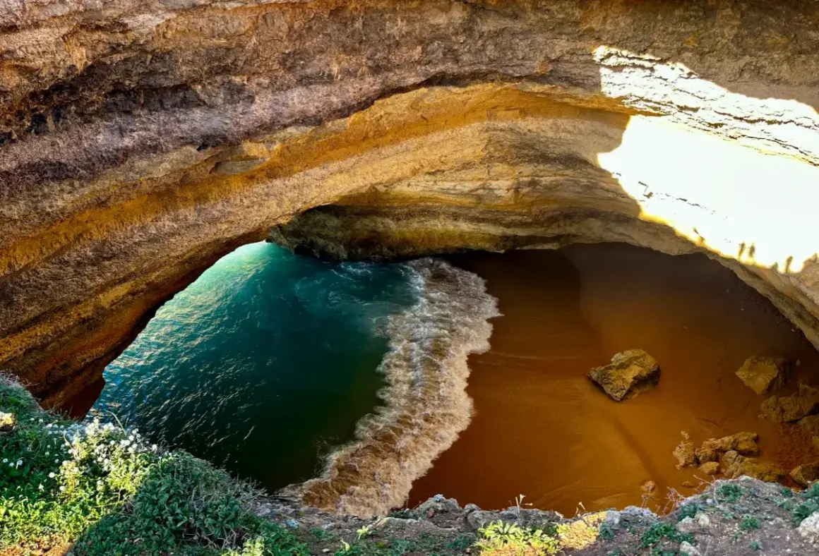 Jaskinia z turkusową wodą i piaszczystą plażą. Niezwykłe miejsce, które warto zobaczyć w Algarve.