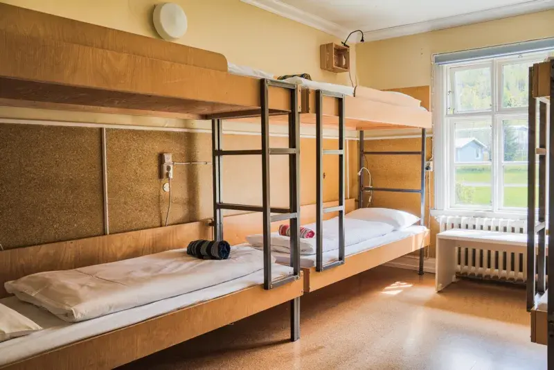 Czym się różni hostel od hotelu? Kluczowe różnice, które musisz znać