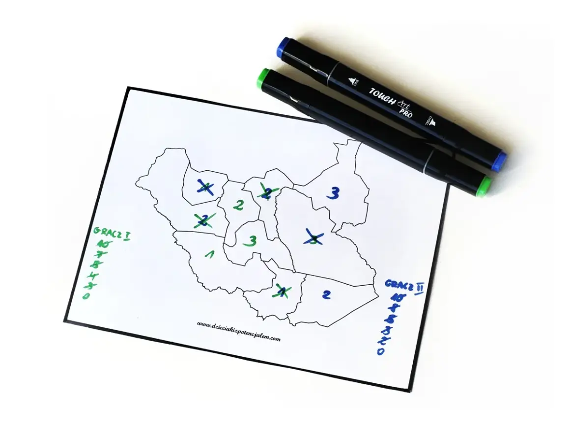 Mapa z zaznaczonymi polami i markerami. Idealne do gry na kartce dla dwóch osób, gdzie gracze zaznaczają swoje ruchy.