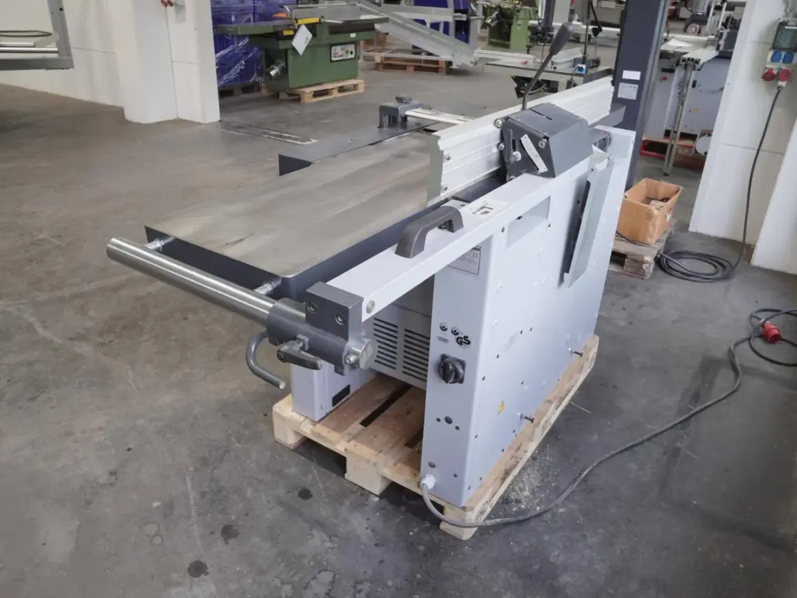 Détail d'une dégauchisseuse Felder AD 941, machine d'atelier pour le travail du bois, sur palette en bois.