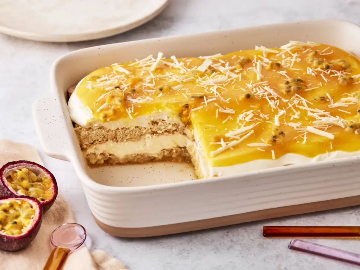 Ein cremiges Solero Tiramisu mit Maracuja-Gelee und Kokosraspeln, das auf der Zunge zergeht.