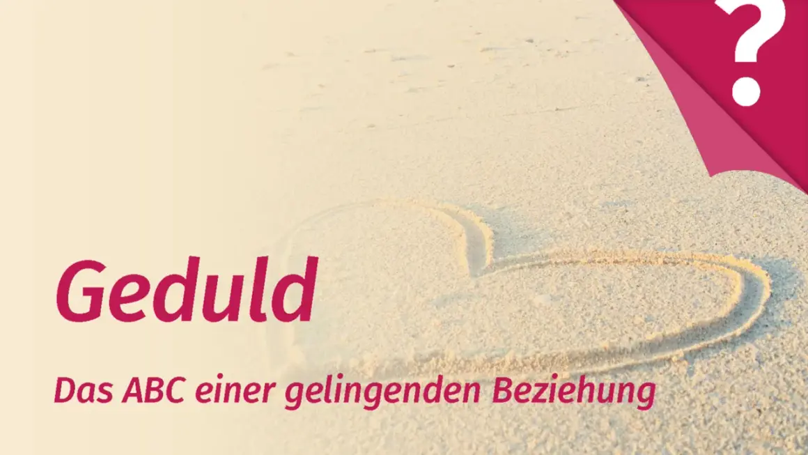Ein Herz im Sand, das Wort "Geduld" und die Fragezeichen-Grafik symbolisieren die Geduld in der Liebe als Schlüssel zu einer glücklichen Beziehung.