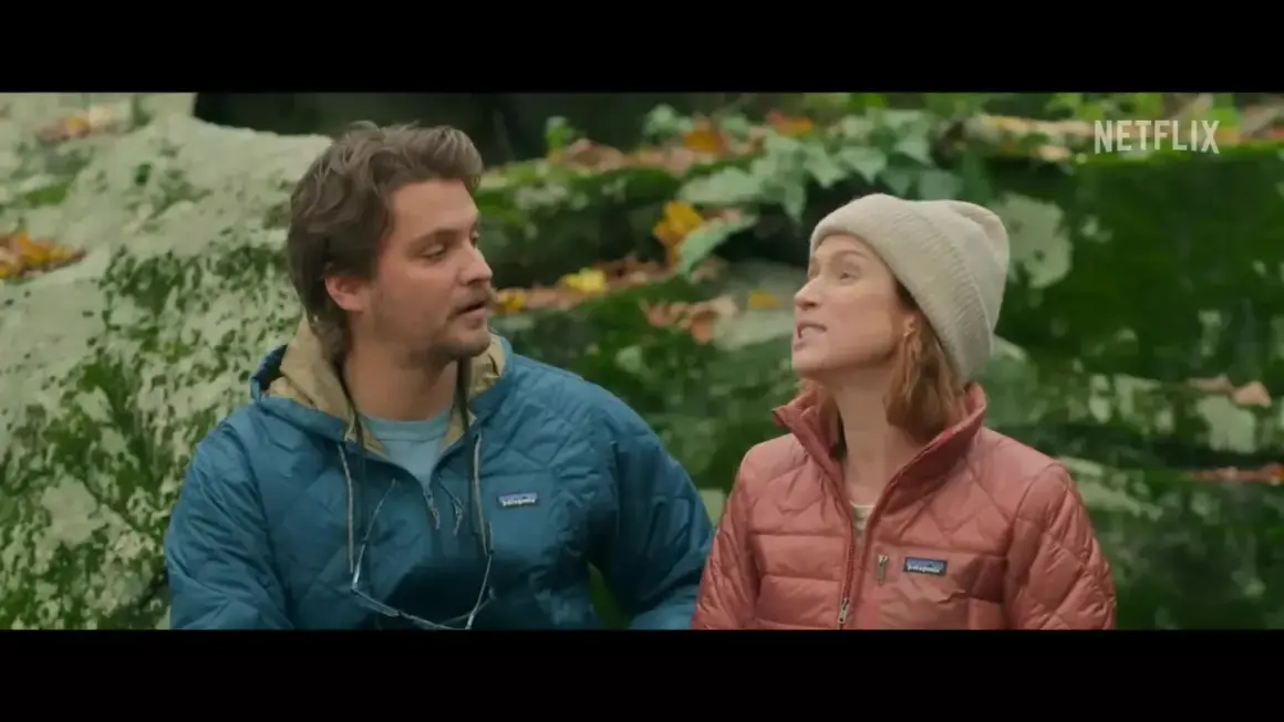 Ein Mann und eine Frau in Daunenjacken unterhalten sich im Freien. Sie sind Teil der Filme und Serien von Gus Birney.