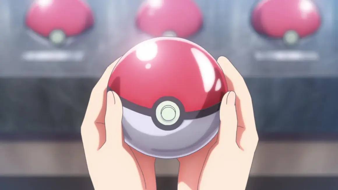 Ręce trzymające Pokeball, gotowe do przygody w świecie pokemon mmo.