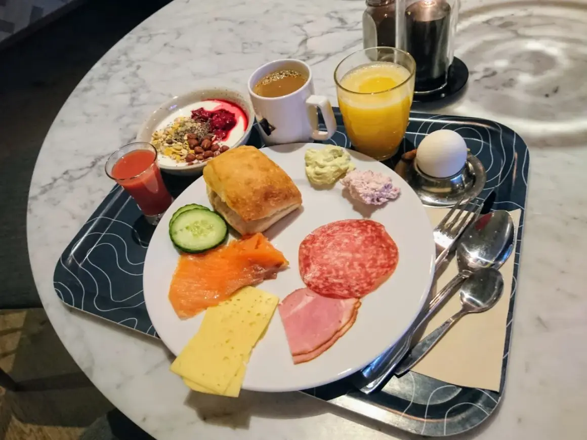 En härlig frukost på Holiday Club Åre med lax, ägg, pålägg, yoghurt och juice.