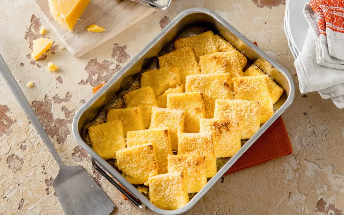 Gebackene Gnocchi alla Romana, goldbraun und mit Parmesan bestreut, bereit zum Servieren. Ein köstliches Rezept für jeden Anlass.