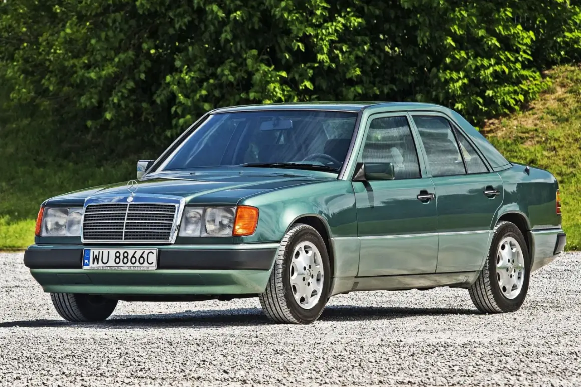 Zielony Mercedes W124, klasyk z lat 90., prezentuje się świetnie. Jego silnik zapewnia rozsądne spalanie, co czyni go idealnym na długie trasy.