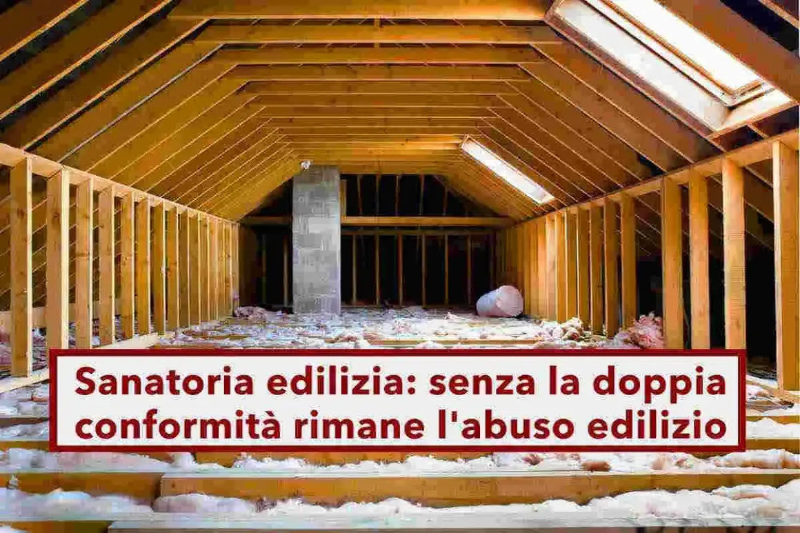 Sottotetto in costruzione, con travi in legno e isolamento. La scritta "Sanatoria edilizia: senza la doppia conformità rimane l'abuso edilizio" evidenzia un problema legale.