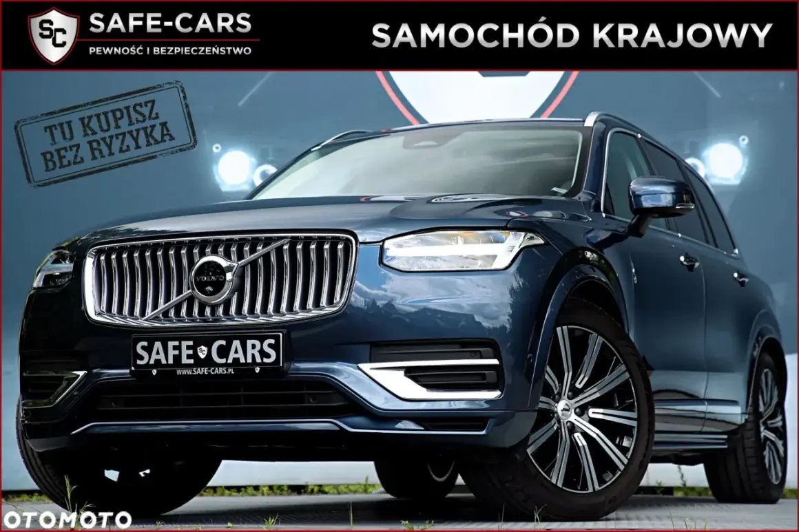 Ciemnoniebieskie Volvo XC90 na tle logo SAFE-CARS. Samochód krajowy, idealny do testu.