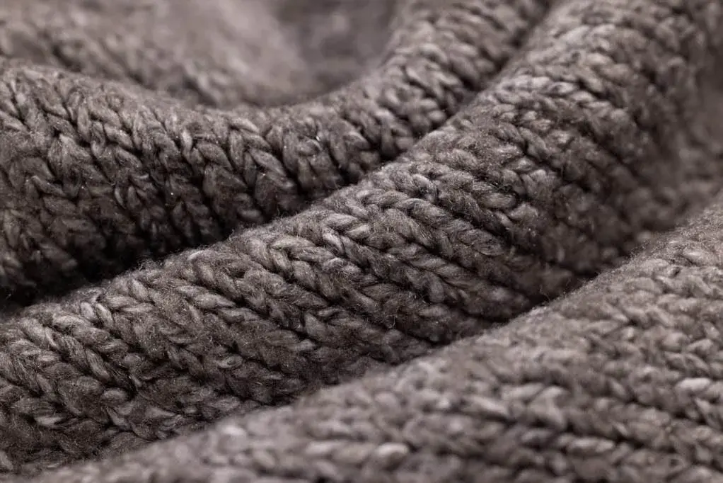 Jak zwęzić sweter robiony na drutach i uzyskać idealne dopasowanie