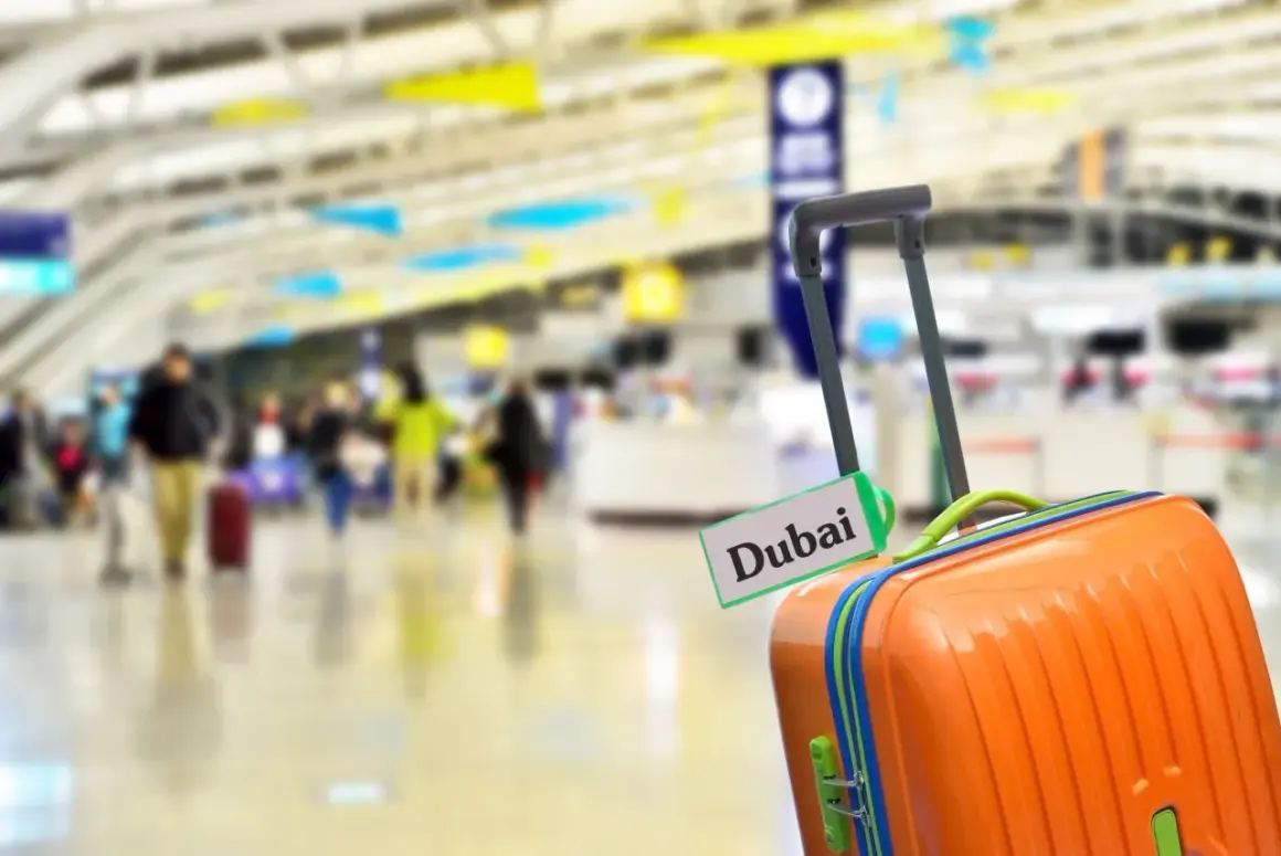Bagaż z etykietą "Dubai" czeka na podróżnych na lotnisku.