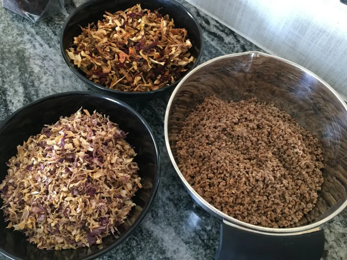 Förberedelser för friluftsliv mat recept: torkade grönsaker och köttfärs i skålar.