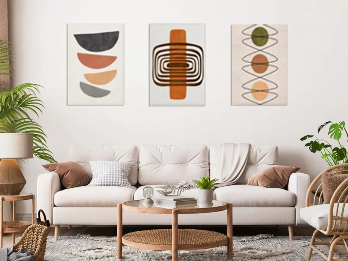 Trzy obrazy w formacie 30x40: geometryczne półkola, spirale i kółka. Nowoczesny salon z sofą i stolikami.