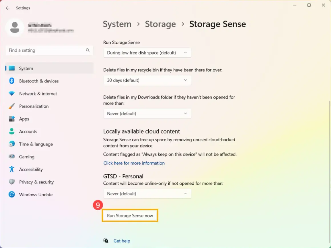Ustawienia "Storage Sense" w Windows, które pomagają jak zwolnić miejsce na dysku, usuwając stare pliki z kosza i pobranych.
