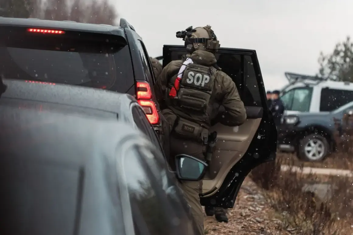Funkcjonariusz SOP wysiada z pojazdu. Czy zastanawiałeś się, ile zarabia kierowca BOR?