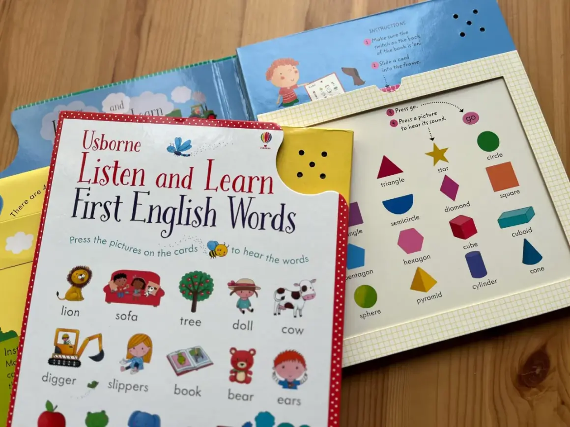 Książki Usborne "Listen and Learn First English Words" to świetny sposób na naukę angielskiego dla początkujących.