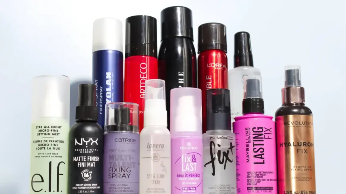 Eine Sammlung von Sprühflaschen für Make-up-Fixierung, darunter Produkte mit 1,2-Hexandiol für langanhaltenden Halt.