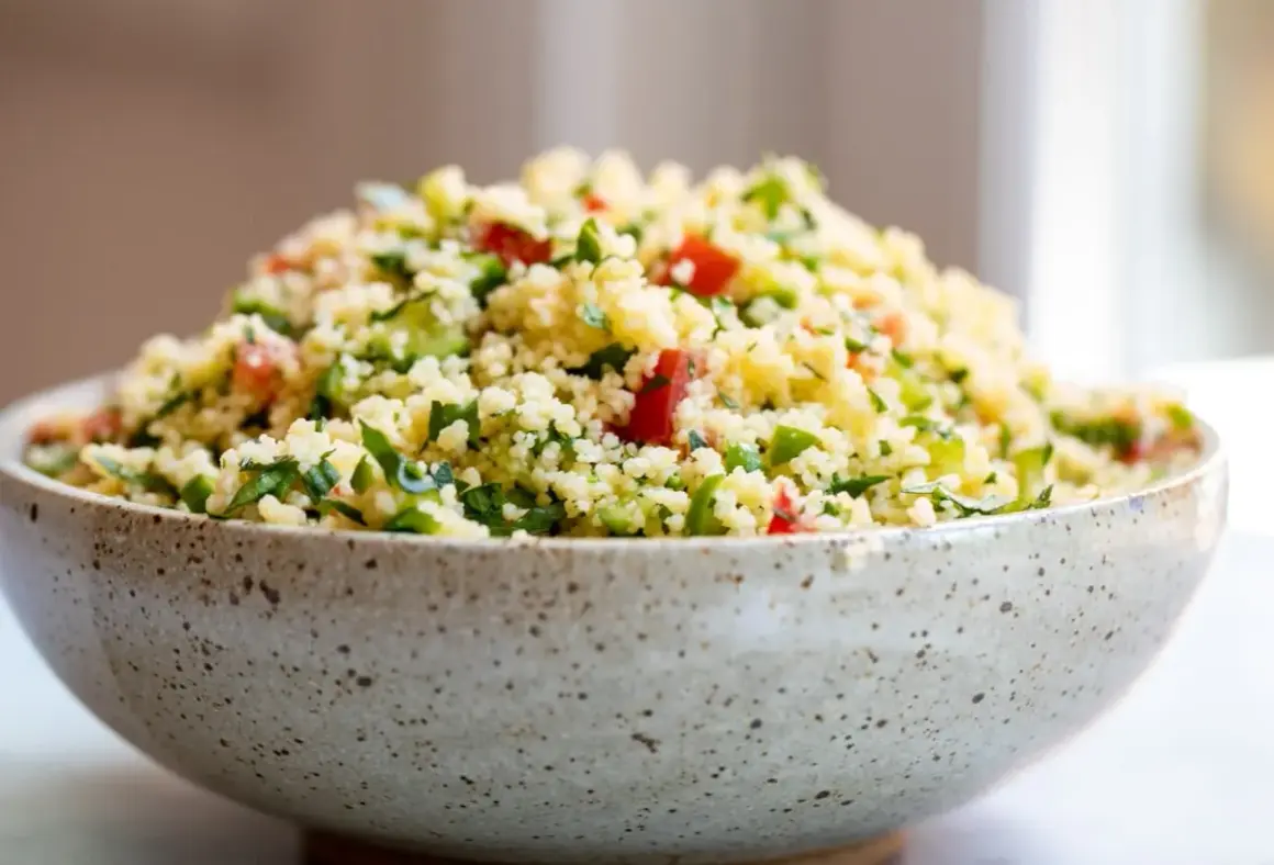 En skål med fräsch tabbouleh, perfekt för ett lätt lunchrecept.