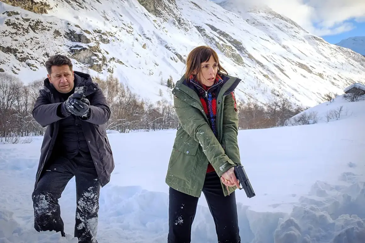Zwei Ermittler mit Waffen im Schnee, eine Szene aus "schwarz wie Schnee" Mediathek.