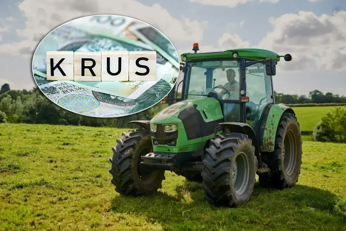 Zielony traktor na łące, a w tle pieniądze i napisy KRUS. To symbol przyszłości rolników i ich emerytury.